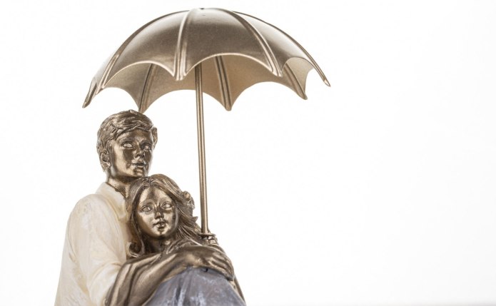 Figurka romantyczna para pod parasolką